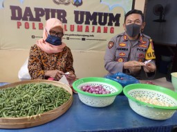 Kapolres Lumajang Bantu Masak Anggota Untuk Bantuan Buka Puasa Warga