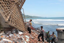 Kapolres Lumajang Tinjau Abrasi Pantai Selatan Tempursari