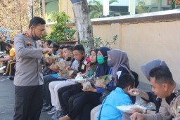 Kapolres Lumajang Sambut Ramadhan Ajak Anggota Makan Bersama