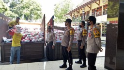 Polres Lumajang Gelontorkan Beras 10 Ton ke Warga Terdampak Covid-19