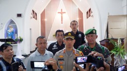 Polres Lumajang Latihan Pengamanan di Gereja Katholik Maria Ratu Damai