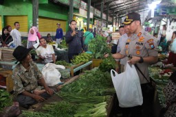 Ketemu Sayur Favorit,  AKBP Arsal Sahban Borong Daun Kelor di Pasar