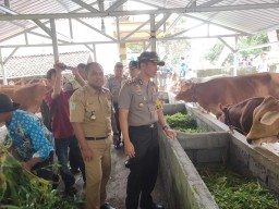 Kapolres Lumajang Resmikan Garasi Ternak Untuk Tekan Maling Sapi