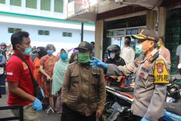 Polres Lumajang Gelar Operasi Gula Pasir Murah Rp. 25 Ribu Dapat 2 Kg