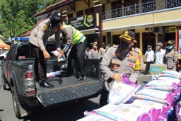 Polres Lumajang Gelar Bhakti Sosial Bantu warga Terdampak Covid-19