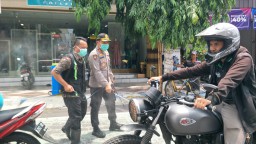 Kapolres Lumajang Sosialisasikan Pentingnya Penyemprotan Disinfektan