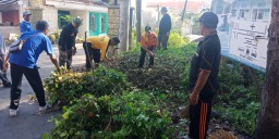 Kapolsek Kota Lumajang Ikut Kerja Bakti Warga Jogoyudan