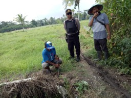 Polisi Jaga Eksekusi Tanah di Desa Kalibendo Oleh PN Lumajang