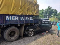 Mobil Panther Rombongan Asal Lumajang Tabrak Truk Sebabkan 6 Orang Tewas