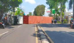 Kecelakaan Truk Trailer Melintang di Jalan Sukarno-Hatta Lumajang