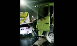 Bruak..! Truk Kontainer Tabrak Bus Rombongan Ziara Wali di Lumajang