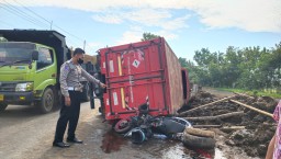 Bruaaak, Truk Oleng di Sukosari Pengendara Sepeda Motor Tewas