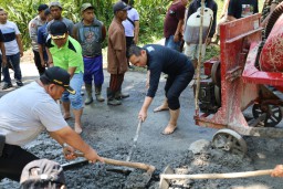 Bupati Lumajang dan Warga Wonocepokoayu Lebarkan Jalan Curam