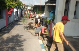 Peduli Tempat Tinggal, Warga Citrodiwangsan Lumajang Kerja Bakti