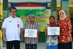 Ketua Dharma Wanita Lumajang Berikan Bantuan Sosial di Ranu Wurung