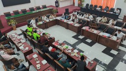 Komisi A DPRD Lumajang Temui Warga Tempeh Tengah Soal Pilkades