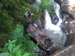 Rem Blong, Sedan Honda Maetro Terjun ke Sungai Ireng-Ireng Senduro