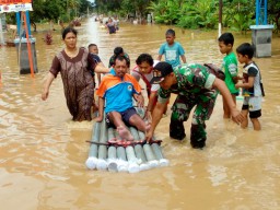 Korban Banjir Terkena Stroke Dievakuasi Gunakan Rakit Paralon