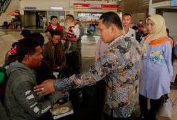 Cak Thoriq Karo Bunda Indah Jemput Wong Majang Korban Kerusuhan Wamena