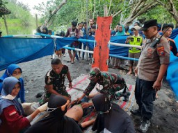 Tiga Orang Wisatawan Terseret Ombak di Pantai Mbah Drajid Yosowilangun