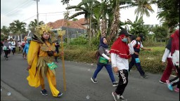 Peserta Candil Banyak Mengenakan Kostum Unik