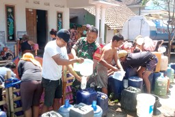 BPBD dan TNI Sinergi Salurkan Air Bersih di Kedungjajang Lumajang