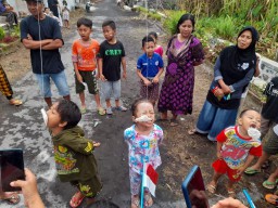 Lucunya Lomba Agustusan Anak Makan Kerupuk di Jatiroto