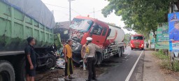 Dua Truk Adu Banteng di Jalan Raya Nogosari Lumajang