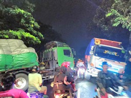 Tak Kuat Tanjakan Truk Muatan Semen Terprosok di Lumajang