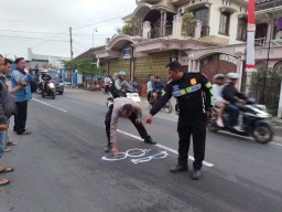 Pengendara Sepeda motor Terlindas Truk Usai Gagal Menyalip di Yosowilangun Lumajang