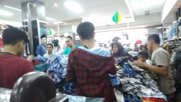 Warga Lumajang Belanja dan Berebut Baju Baru Disaat Mepet Hari Raya