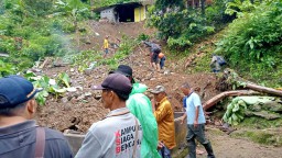 Ratusan Warga Purorejo Tempursari Lumajang Mengungsi