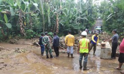 Jalan Desa Bedayu Lumajang Tertimbun Longsor Sepanjang 10 Meter