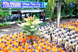 Siswa MTsN Lumajang Antusias Dibina Bijak Bermedia Sosial dari Polisi