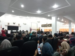 Ketua DPRD Lumajang Ajak Pendemo ke Ruangan Kursi Empuk Wakil Rakyat