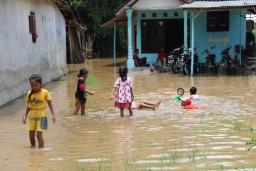 Anak Kecil Senang Main di Banjir Genangan Rowokangkung