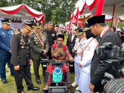 HUT Bhayangkara Ke 77, Marbot Difabel Dapat Sepeda Motor Listrik Roda 3 Dari Kapolres Lumajang