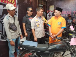 Matasan Malu Saat Ketahuan  "Ngecok" Motor GL Teman Kerja di DLH