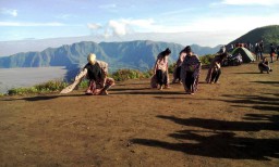 Meriahnya, Puluhan Seniman Indonesia &quot;Menari Diatas Awan&quot; Puncak B-29