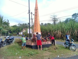 Karta di Lumajang Gelar Merdeka Heppiii Bangun Gapura, Bersihkan TMP