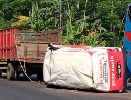 Minibus Terbalik Akibat Ban Pecah di Jalan Raya Klakah Lumajang