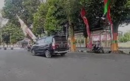 Satlantas Lumajang Tegur Pemilik Mobil Parkir Depan Pemkab Lebihi Jam