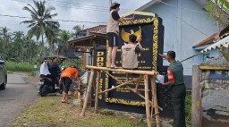 HUT RI 79, Warga Ngecat Monumen Pancasila di Papringan Lumajang