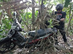 Ketahuan..! Warga Sumberwringin Sembunyikan Kendaraan Bodongnya di Kebun Kopi