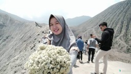 Nurul :Guru Cantik Hobi Traveling Bikin Awet Muda