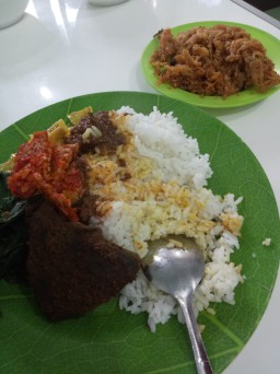 Mantap! Nasi Padang Simpang Ampek Lauknya Jamur Balado dan Rendang Kentang