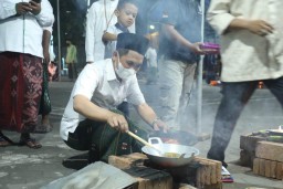 Masak Nasi Liwet Ingatkan Bupati Lumajang Saat Mondok di Pesantren