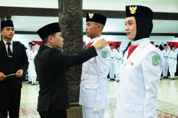 Cak Thoriq Kukuhkan 75 Paskibraka Lumajang 2023