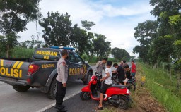 Polisi Patroli Rutin Lokasi Ngabuburit di JLS Lumajang