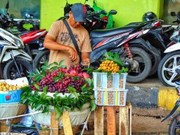 Pedagang Buah Dadakan Menjamur Jelang Maulud Nabi Muhammad SAW